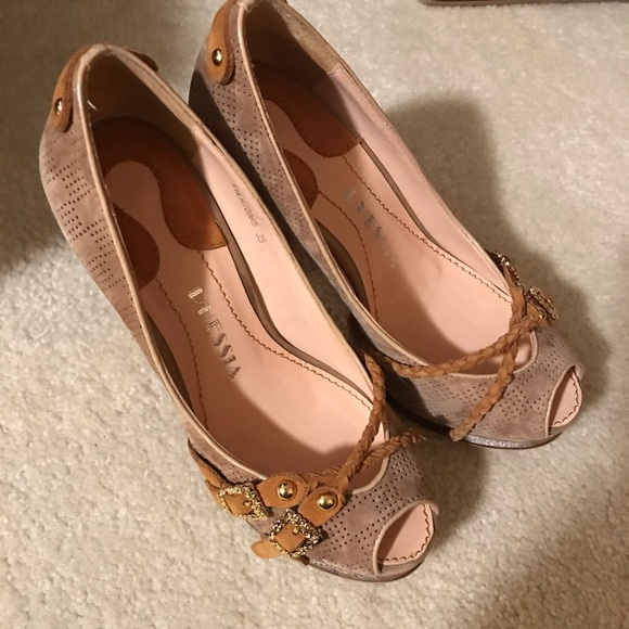 Beautiful tan heels - Picture 1 of 3